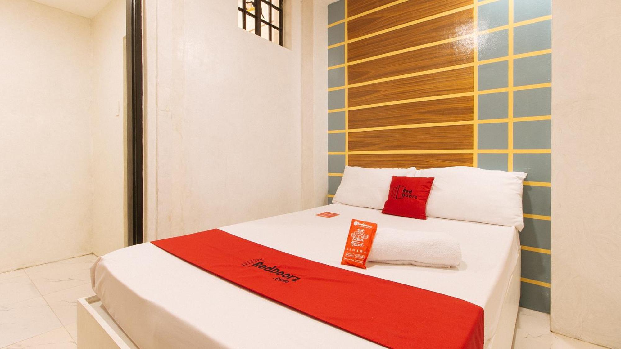 Отель Reddoorz @ Piy Margal Sampaloc Манила Экстерьер фото