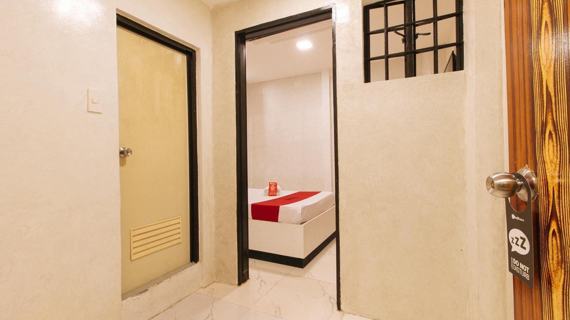 Отель Reddoorz @ Piy Margal Sampaloc Манила Экстерьер фото