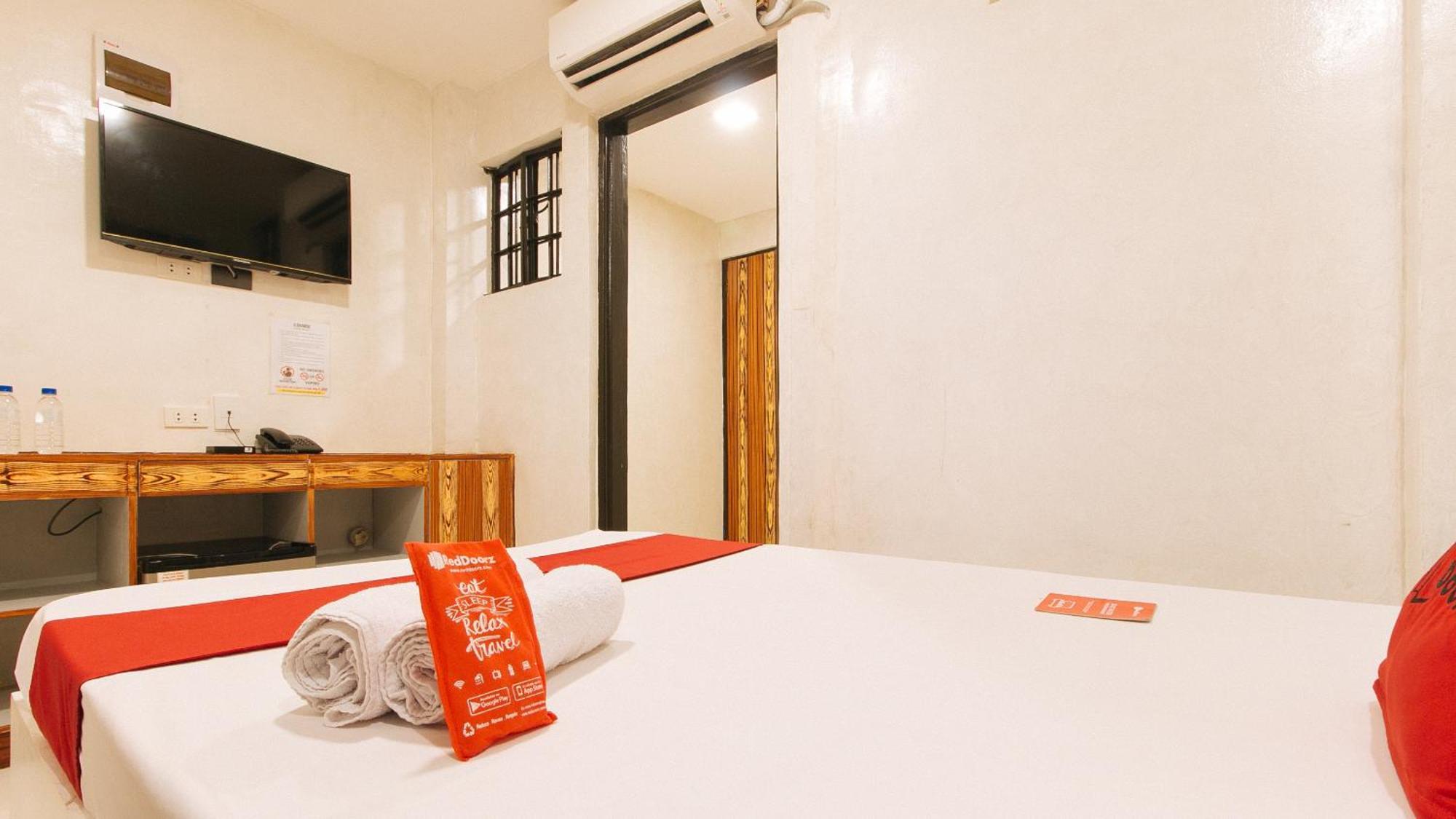 Отель Reddoorz @ Piy Margal Sampaloc Манила Экстерьер фото