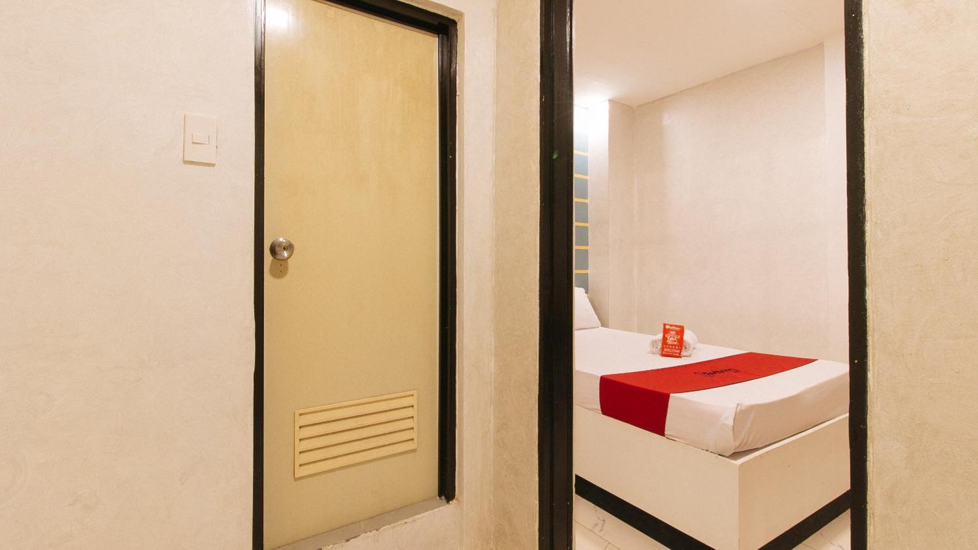 Отель Reddoorz @ Piy Margal Sampaloc Манила Экстерьер фото