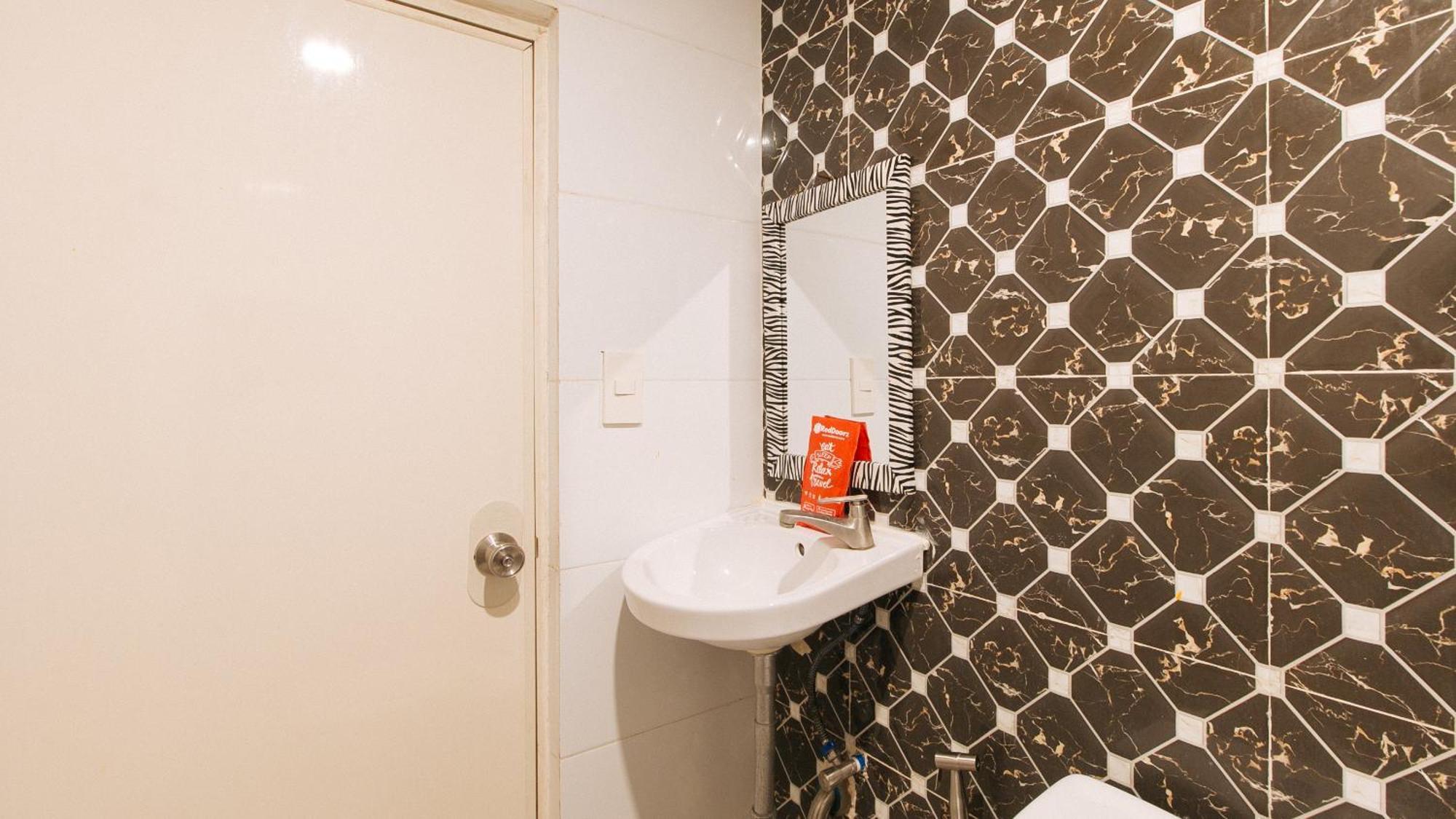 Отель Reddoorz @ Piy Margal Sampaloc Манила Экстерьер фото