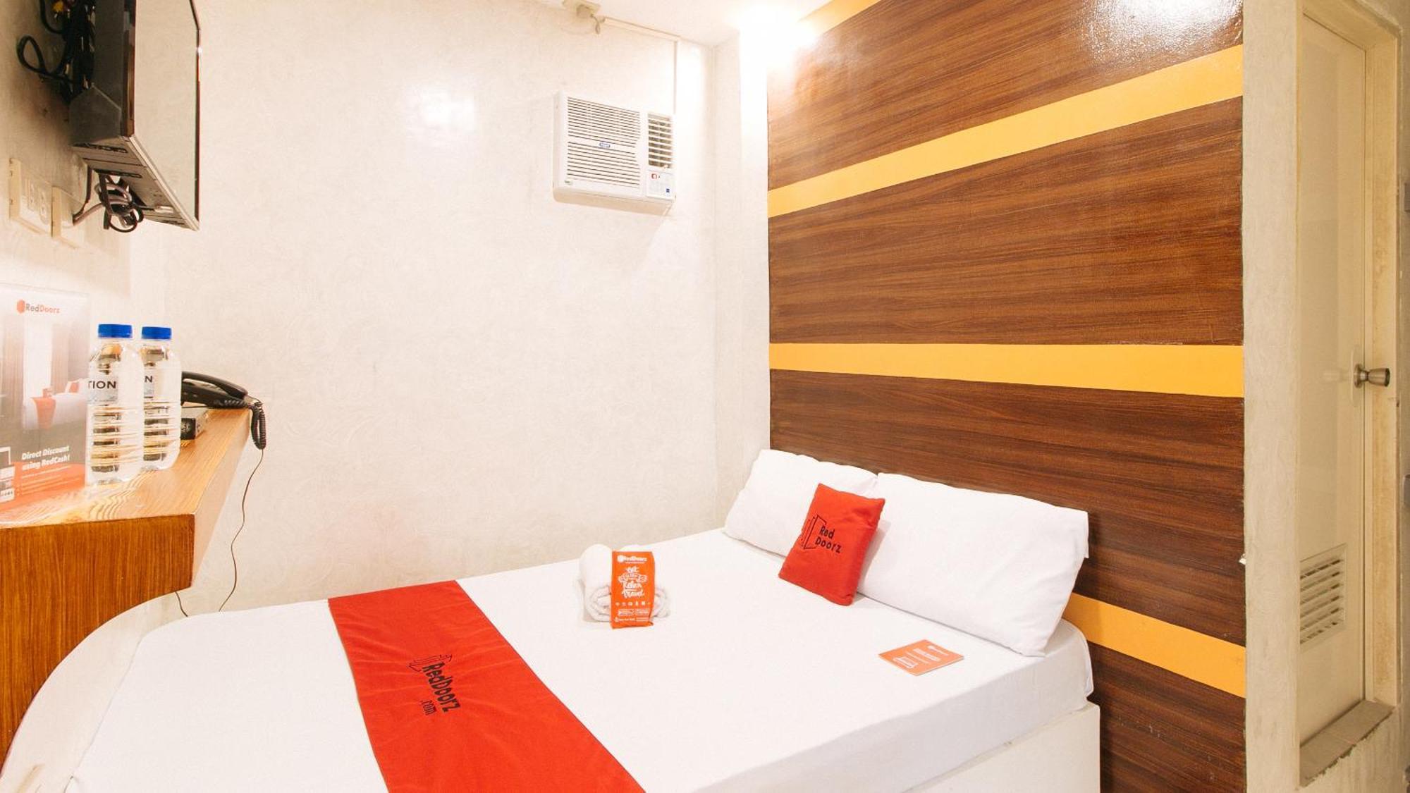 Отель Reddoorz @ Piy Margal Sampaloc Манила Экстерьер фото