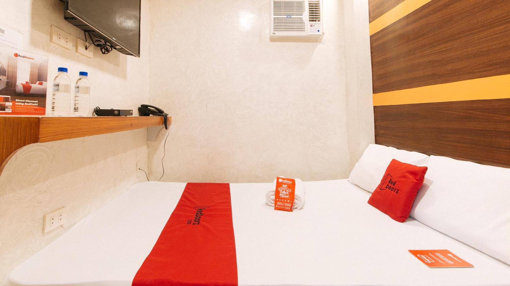 Отель Reddoorz @ Piy Margal Sampaloc Манила Экстерьер фото
