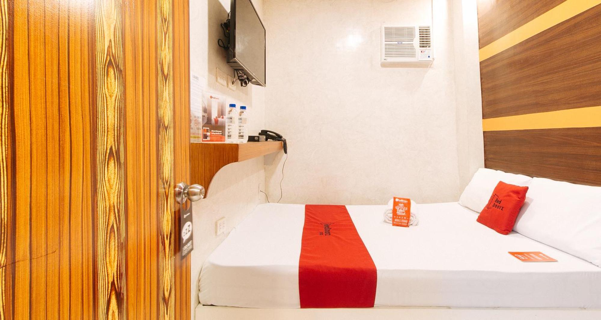 Отель Reddoorz @ Piy Margal Sampaloc Манила Экстерьер фото