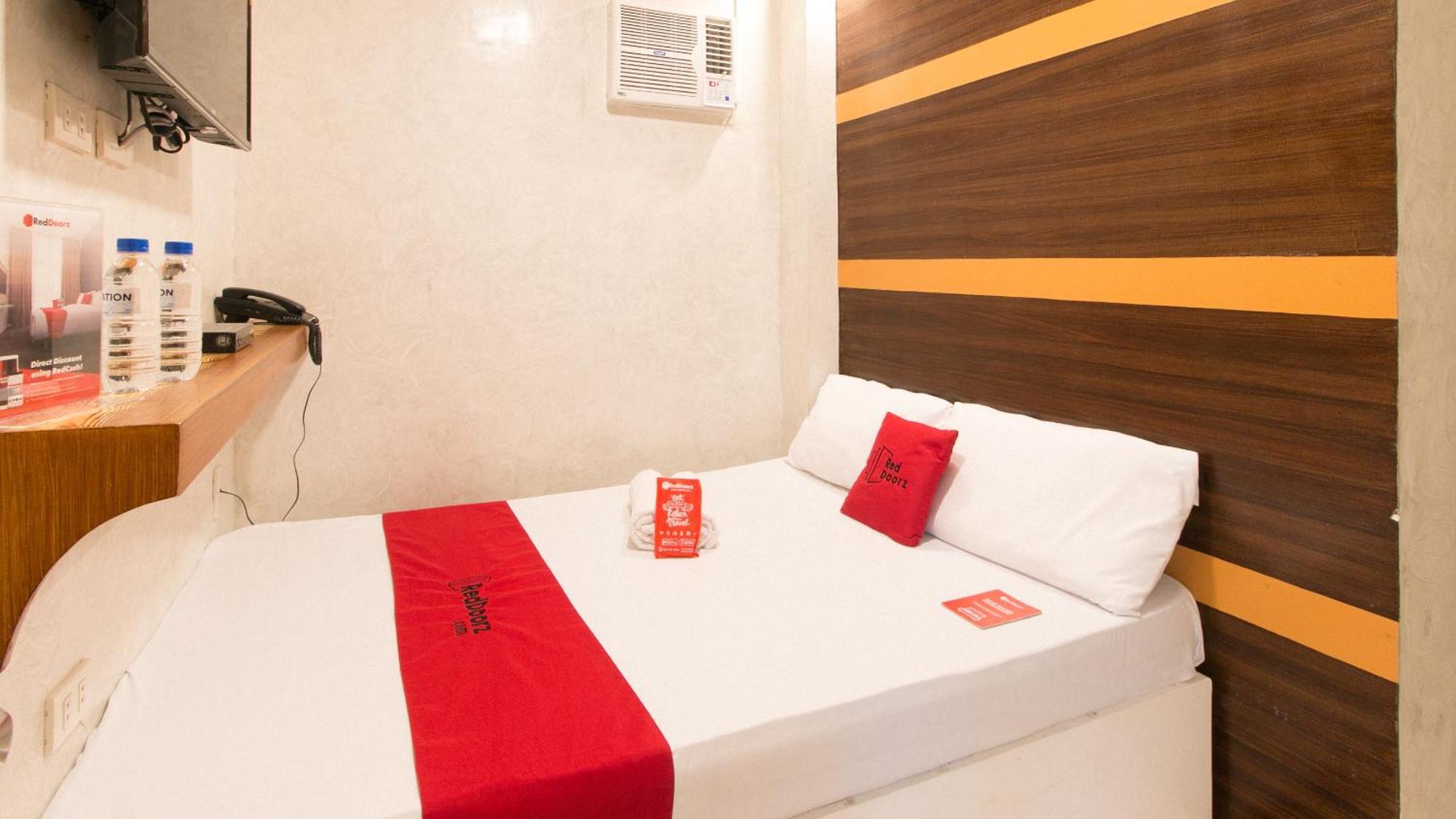 Отель Reddoorz @ Piy Margal Sampaloc Манила Экстерьер фото