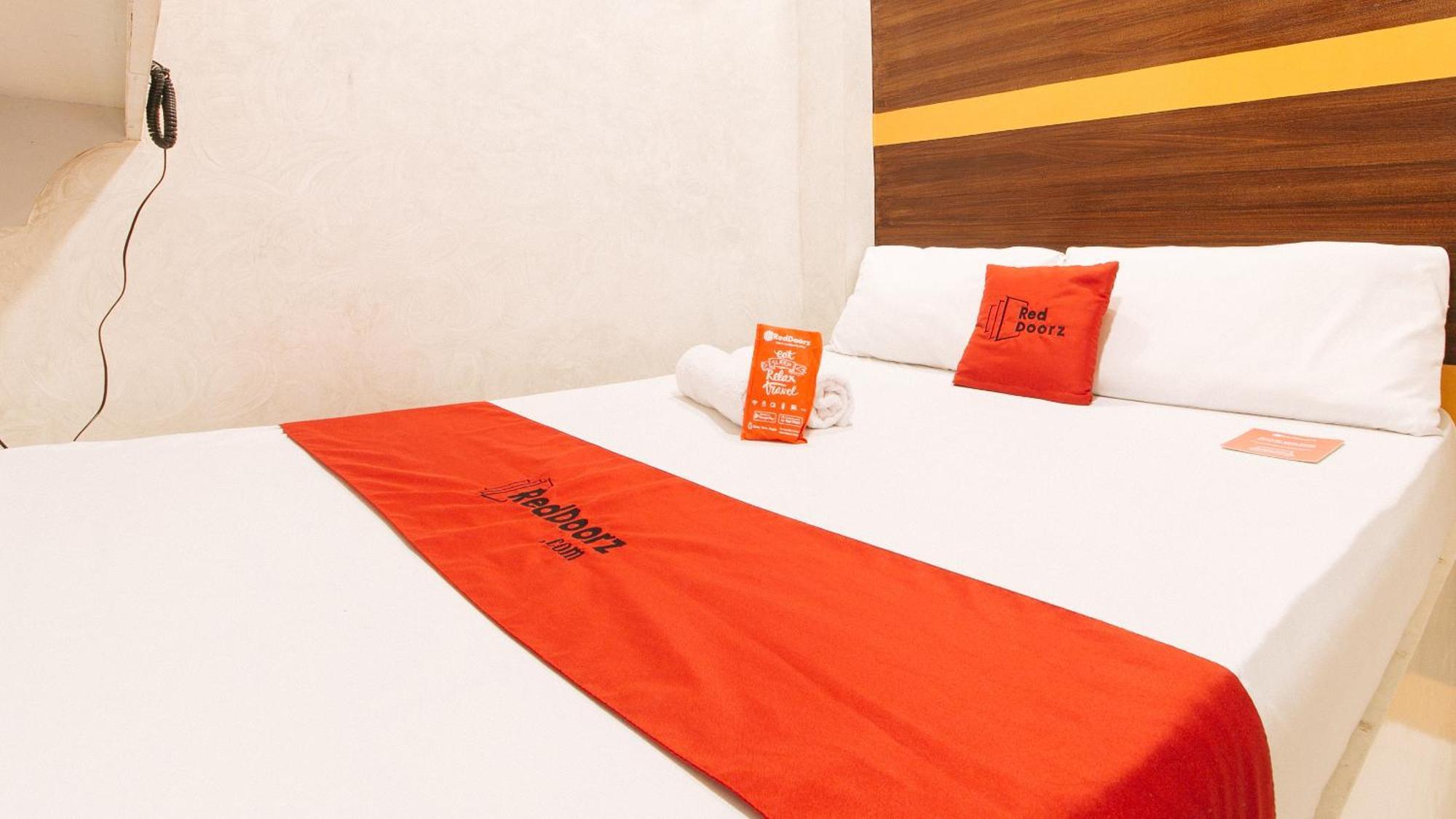 Отель Reddoorz @ Piy Margal Sampaloc Манила Экстерьер фото