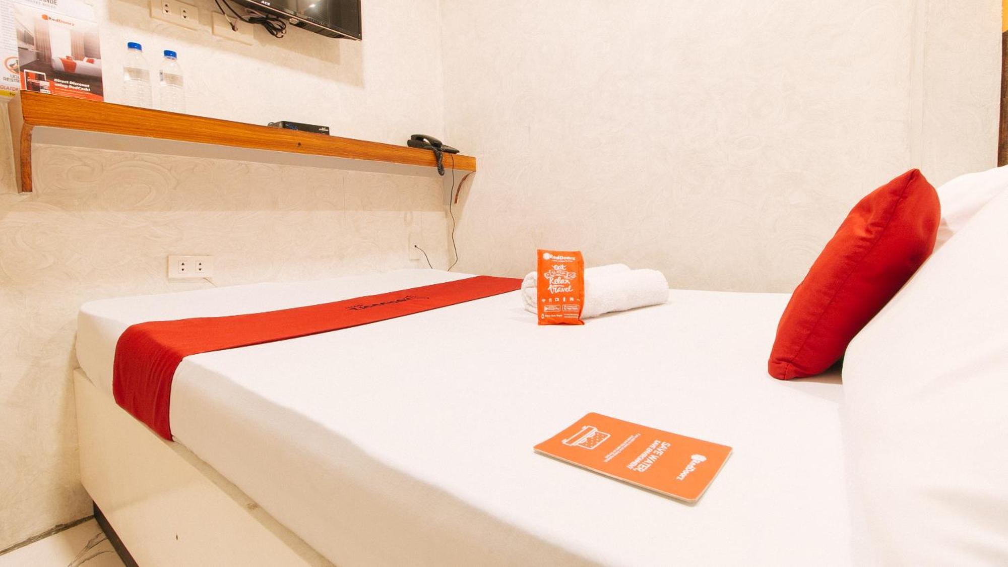 Отель Reddoorz @ Piy Margal Sampaloc Манила Экстерьер фото