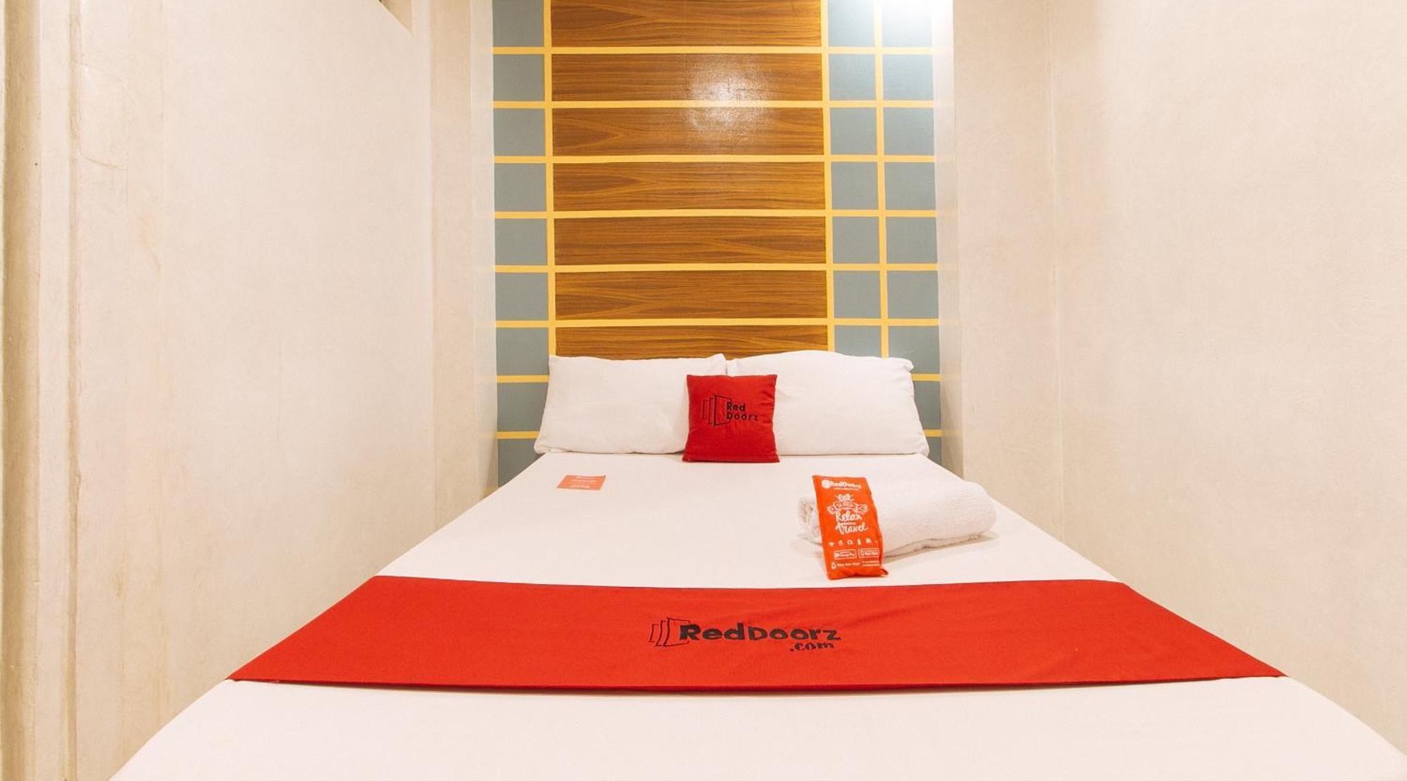 Отель Reddoorz @ Piy Margal Sampaloc Манила Экстерьер фото